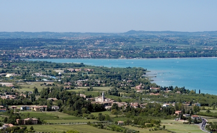 Lazise is situated in the widest point of the Lake and it is almost completely surrounded by medieval walls. 